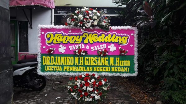 Karangan bunga papan happy wedding bandung